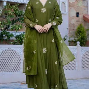 Klosia Women Silk Blend Kurta Pant Dupatta Set